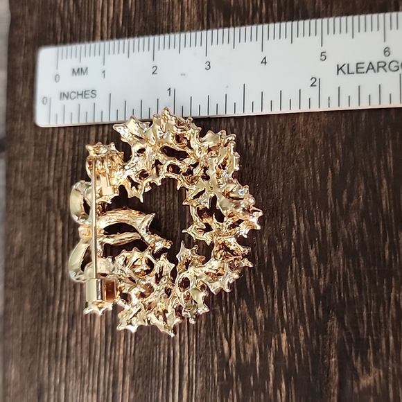 Red Green Gold  Holly  Enamel and Rhinestone Christmas Wreath  Brooch - Picture 4 of 6